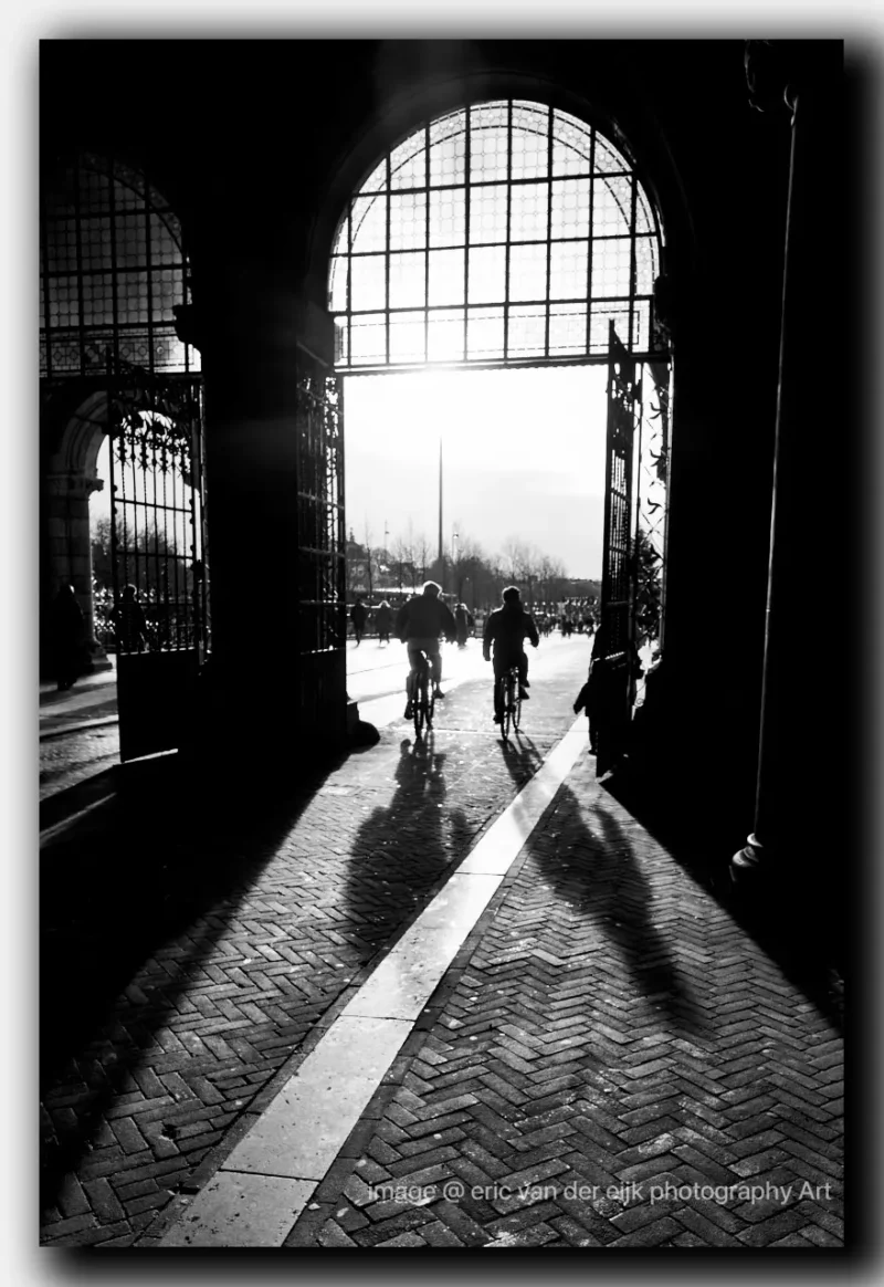 Zwart-wit straatfotografie van mens en architectuur in Amsterdam