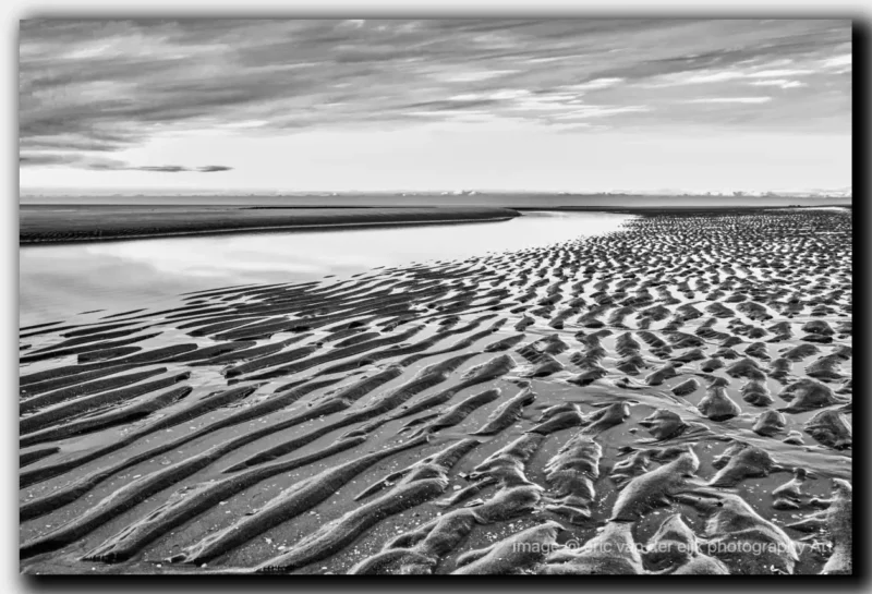 Zwart-wit foto van zeezicht en strand met subtiele texturen