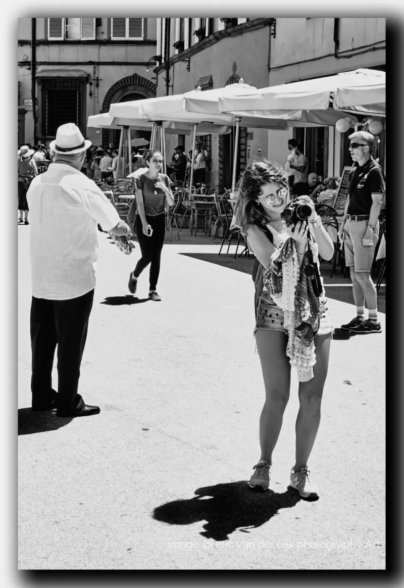 Zwart-wit straatfotografie van een menselijk moment in de stad