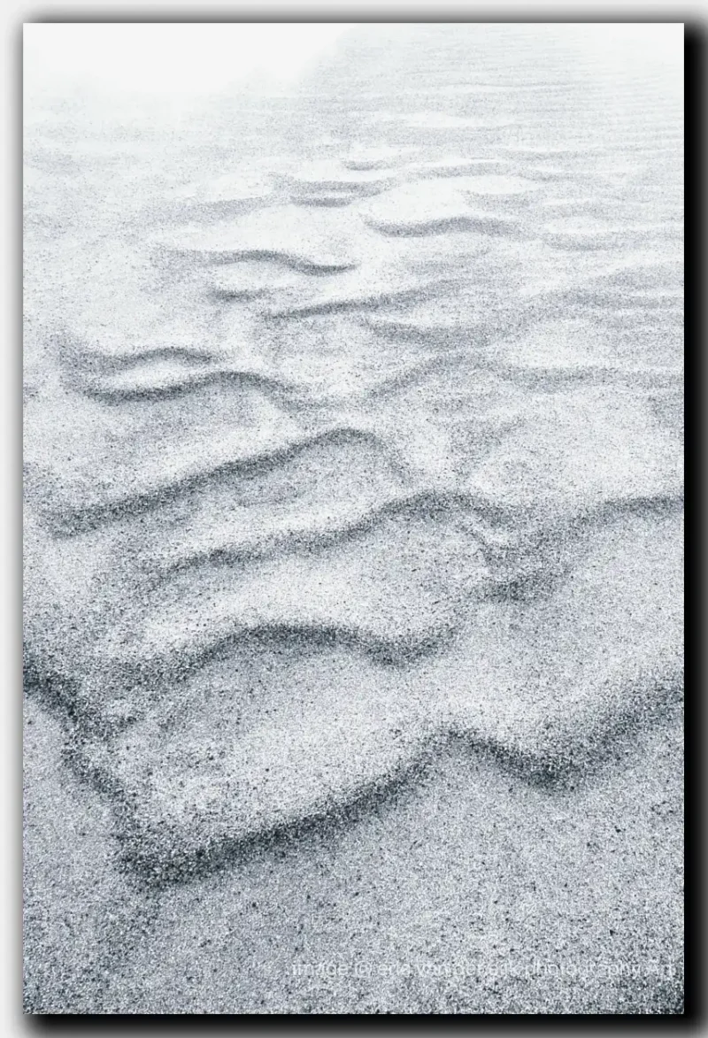 Minimalistisch zwart-wit beeld met nadruk op textuur en tijdloze compositie