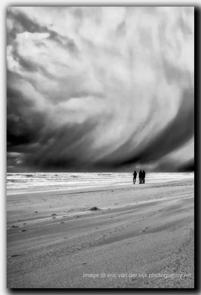 Kustlijn met naderende regen in zwart wit