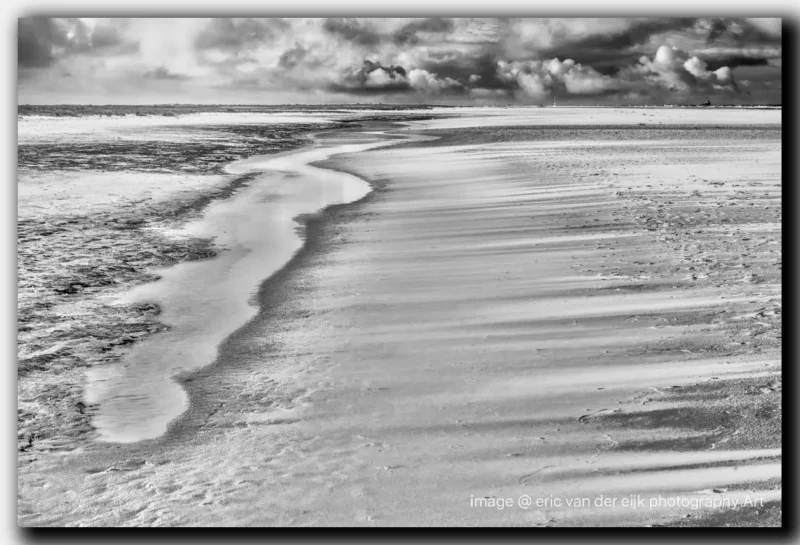 zwart wit van de kustlijn van natuurgebied kwade hoek op Goeree-Overflakkee