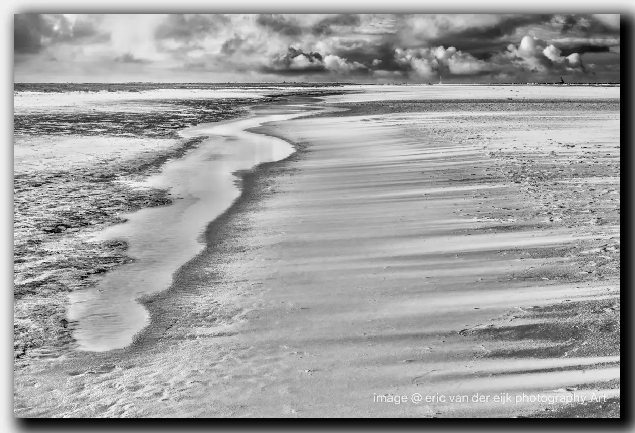 zwart wit van de kustlijn van natuurgebied kwade hoek op Goeree-Overflakkee